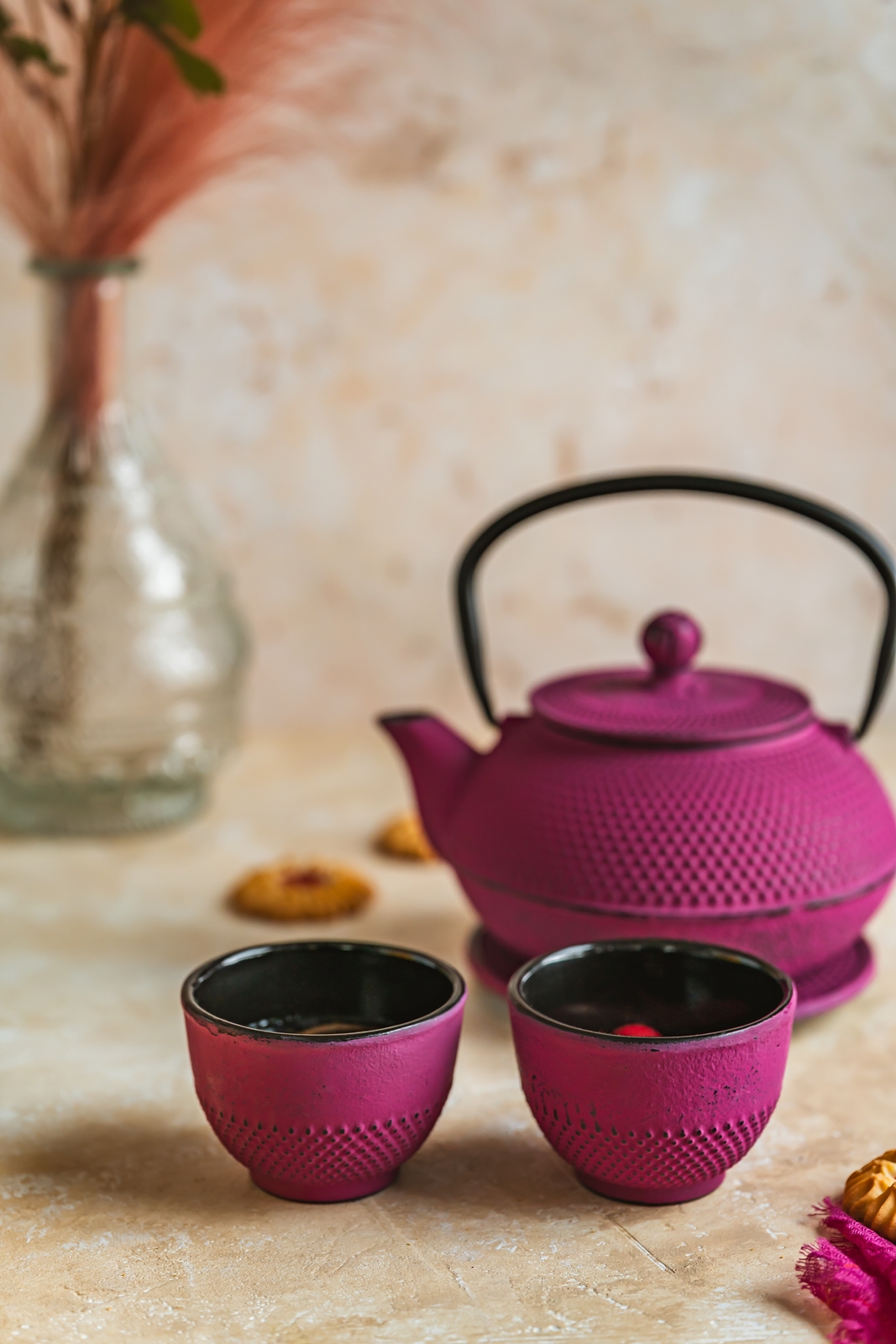Żeliwny dzbanek zaparzacz 0,8 l GIFT zestaw FUKSJ Cast iron japanese teapot 0,8L GIFT SET FUCHSIA - obrazek 2