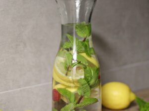 Szklany dzbanek lub wazon do kwiatów 1l 26 cm Glass carafe 1l jug or vase for flowers 23467528