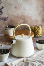 Żeliwny zestaw 1L z czarkami AGNES biały Cast Iron Set 1L with Cups AGNES white