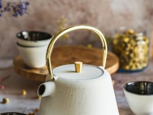 Żeliwny zestaw 1L z czarkami AGNES biały Cast Iron Set 1L with Cups AGNES white