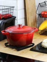 Żeliwny garnek z pokrywą 24 cm czerwony emaliowany CAST IRON Casserole 24 cm RED enamel 23460112