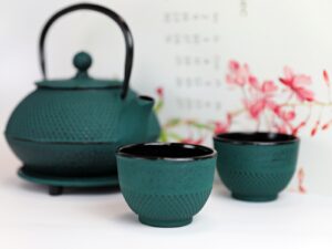 Żeliwny dzbanek zaparzacz  0,8l GIFT zestaw ZIELEŃ Cast iron japanese teapot 0,8L GIFT SET OLIVE
