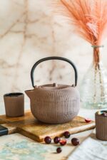 Żeliwny dzbanek 1L SEBASTIANO lawendowy Cast Iron Teapot 1L SEBASTIANO lavender