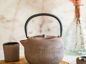 Żeliwny dzbanek 1L SEBASTIANO lawendowy Cast Iron Teapot 1L SEBASTIANO lavender