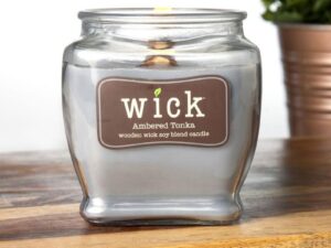 ŚWIECZKA sojowa ZIOŁOWA drewniany knot WICK 425g CANDLE Wooden Wick Colonial 15 oz - Ambered Tonka