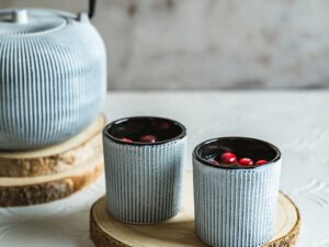 Żeliwne czarki do herbaty SEBASTIANO biały Cast Iron Tea Cups Set of 2 SEBASTIANO white