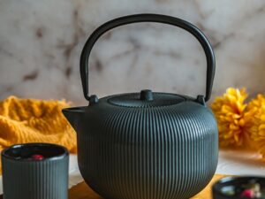 Żeliwny dzbanek 1L SEBASTIANO ciemny szary Cast Iron Teapot 1L SEBASTIANO dark grey