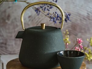 Żeliwny zestaw 1L z czarkami AGNES ciemny szary Cast Iron Set 1L with Cups AGNES dark grey