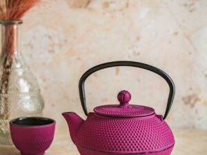Żeliwny dzbanek zaparzacz  0,8 l GIFT zestaw FUKSJ Cast iron japanese teapot 0,8L GIFT SET FUCHSIA