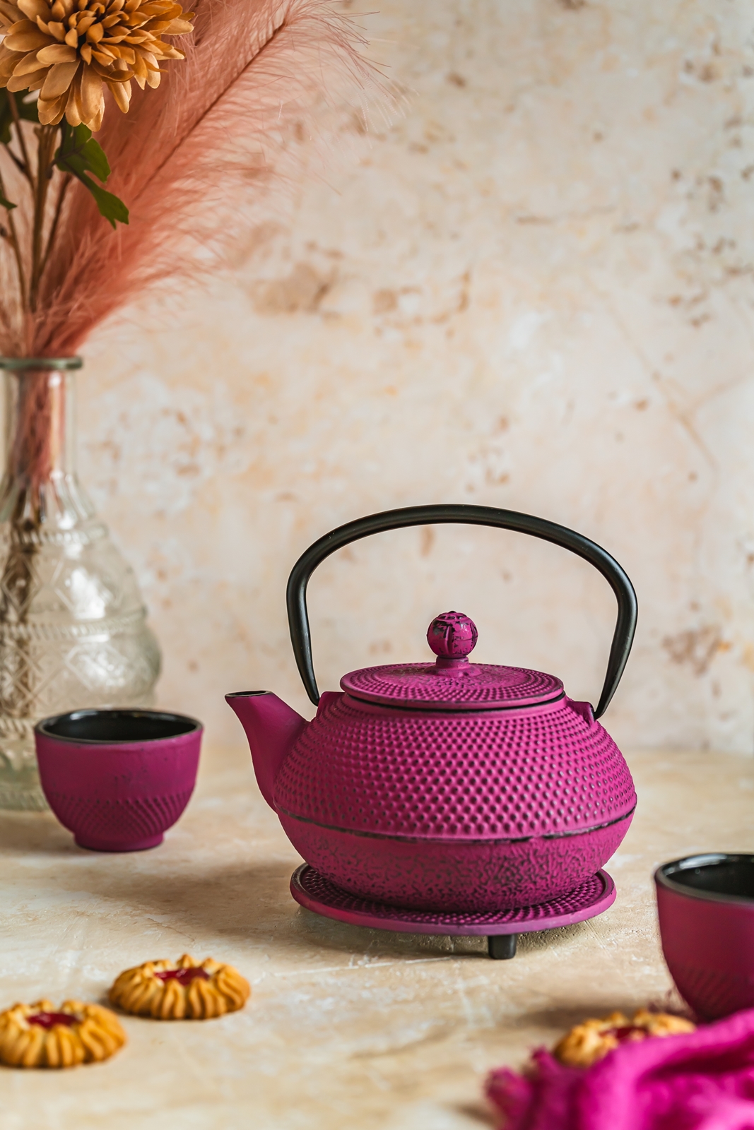 Żeliwny dzbanek zaparzacz 0,8 l GIFT zestaw FUKSJ Cast iron japanese teapot 0,8L GIFT SET FUCHSIA