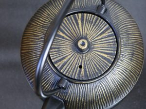 Żeliwny czajnik dzbanek zaparzacz 0,8 l ZŁOTO CZAR Cast iron japanese teapot 0,8L 22170565 GOLD BLACK