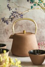 Żeliwny zestaw 1L z czarkami AGNES lawendowy Cast Iron Set 1L with Cups AGNES lavender