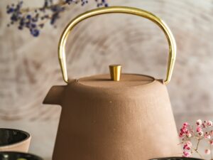 Żeliwny zestaw 1L z czarkami AGNES lawendowy Cast Iron Set 1L with Cups AGNES lavender