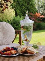 PARTY szklany słoik 2l na nóżce imitacja kryształu Glass beverage crystal jar on foot 2 l 23468357