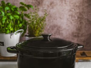 Żeliwny garnek z pokrywą 24 cm CZARNY emaliowany CAST IRON Casserole 24 cm BLACK enamel 23460128
