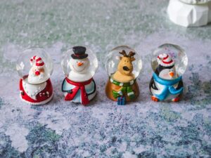 Deco zimowa kula śnieżna KOLOR mała 4,5 x 7 cm Deco Winter snowglobe MINI MIX 23106653