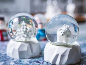 Deco zimowa kula śnieżna BIAŁA mała 7,5 x 9 cm Deco Winter snowglobe WHITE 23106647