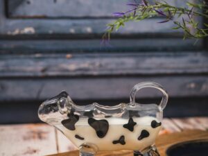Szklany mlecznik krówka SZKŁO ARTYSTYCZNE MPLCo art GLASS milk COW