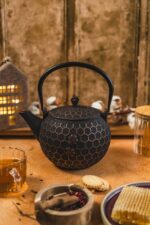Żeliwny dzbanek zaparzacz 1,8 l GIFT PSZCZÓŁKA BUR Cast iron japanese teapot 1,8 L GIFT BEE AMBER