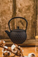 Żeliwny dzbanek zaparzacz 1,2 l GIFT PSZCZÓŁKA BUR Cast iron japanese teapot 1,2 L GIFT BEE AMBER