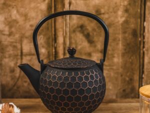 Żeliwny dzbanek zaparzacz 1,2 l GIFT PSZCZÓŁKA BUR Cast iron japanese teapot 1,2 L GIFT BEE AMBER
