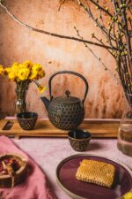 Żeliwny dzbanek zaparzacz 1,2 l GIFT PSZCZÓŁKA BUR Cast iron japanese teapot 1,2 L GIFT BEES GOLD