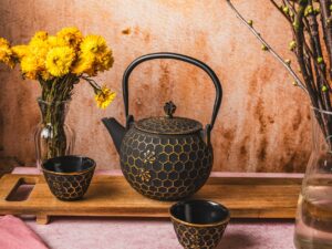 Żeliwny dzbanek zaparzacz 1,2 l GIFT PSZCZÓŁKA BUR Cast iron japanese teapot 1,2 L GIFT BEES GOLD