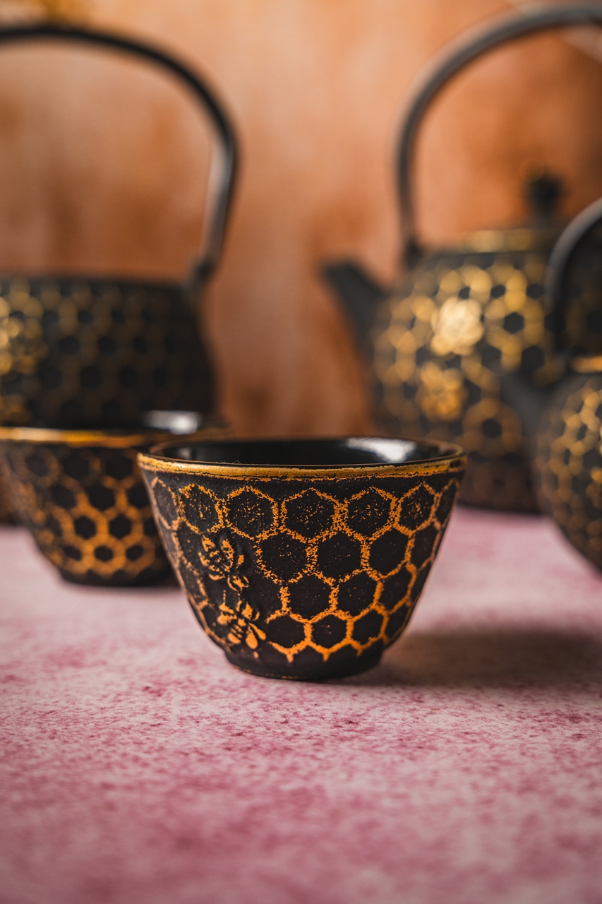 Żeliwne czarki do herbaty zestaw 2 ZŁOTA PSZCZÓŁKA Cast iron japanese cups set of 2 GOLD BEES 079363 - obrazek 4