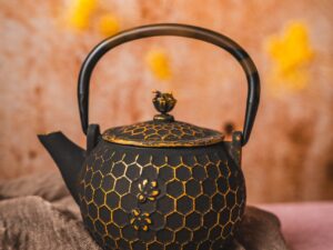 Żeliwny czajnik dzbanek zaparzacz 0,3 l ZŁ PSZCZÓŁ Cast iron japanese teapot 0,3L GOLD BEES 079349