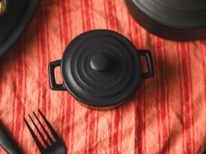 Porcelanowy półmisek do zapiek CZARNY mini okrągły Porcelain baking dish MINI BLACK o12x5 cm 24304322