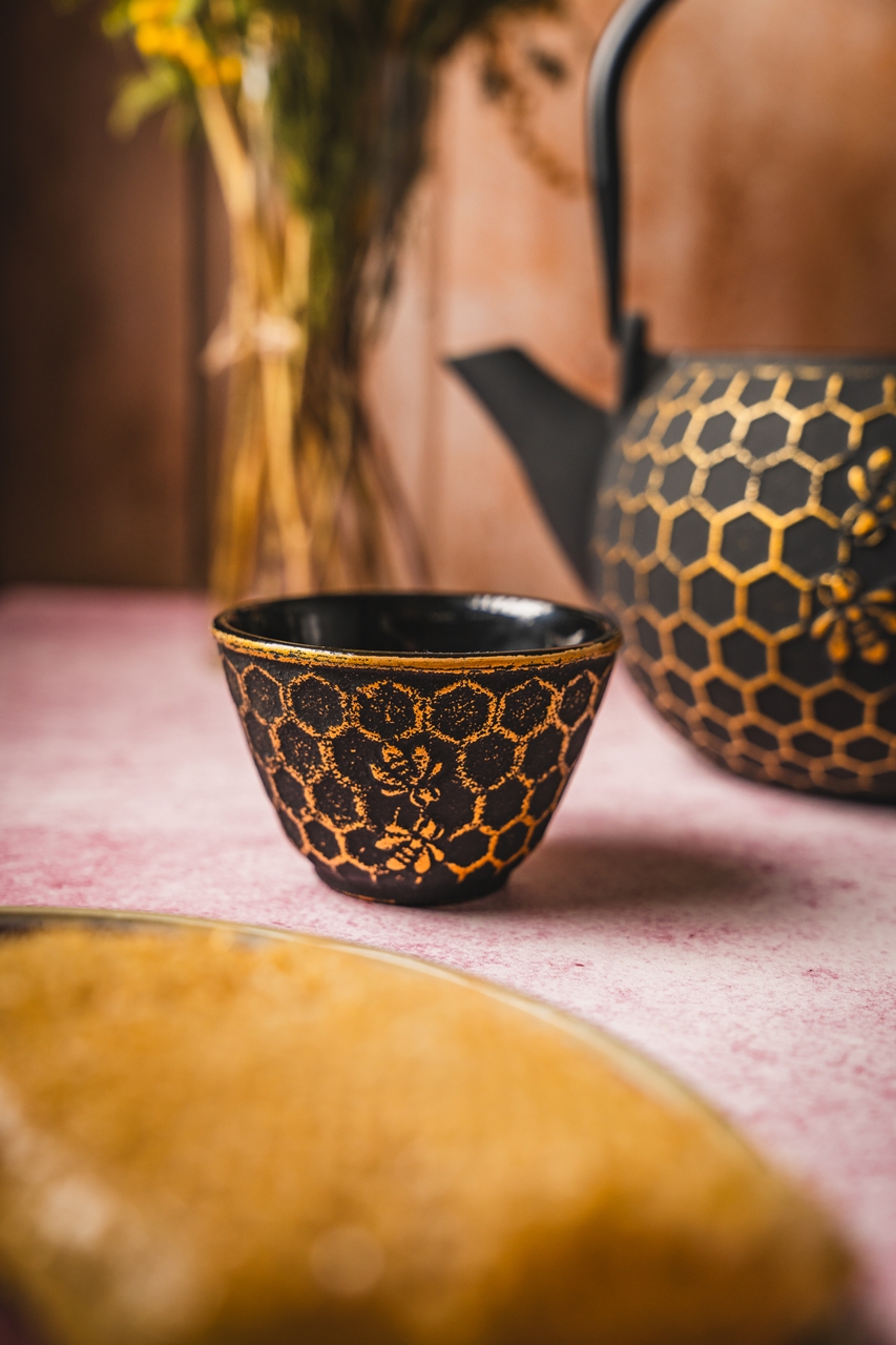 Żeliwne czarki do herbaty zestaw 2 ZŁOTA PSZCZÓŁKA Cast iron japanese cups set of 2 GOLD BEES 079363