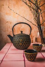 Żeliwny dzbanek zaparzacz 1,8 l GIFT ZŁOTA PSZCZÓŁ Cast iron japanese teapot 1,8 L GIFT BEES GOLD