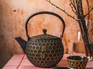 Żeliwny dzbanek zaparzacz 1,8 l GIFT ZŁOTA PSZCZÓŁ Cast iron japanese teapot 1,8 L GIFT BEES GOLD