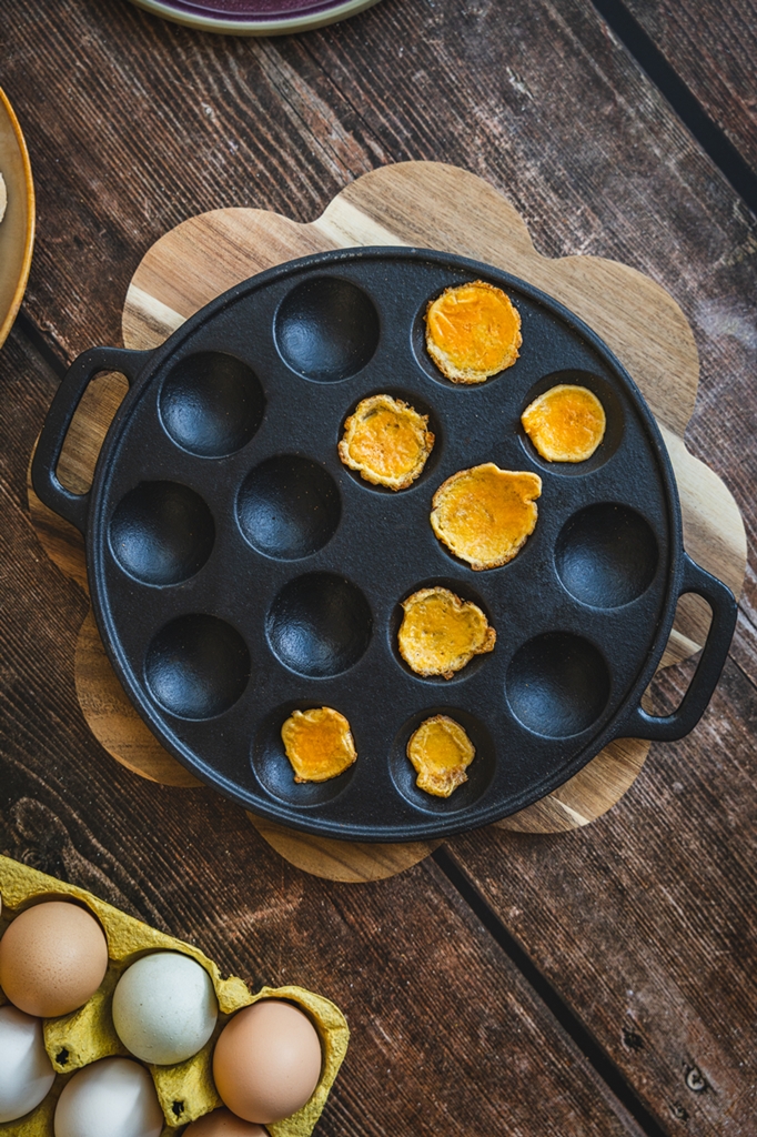 Żeliwna patelnia do małych holenderskich naleśnikó CAST IRON dutch small pancakes pan 23460093